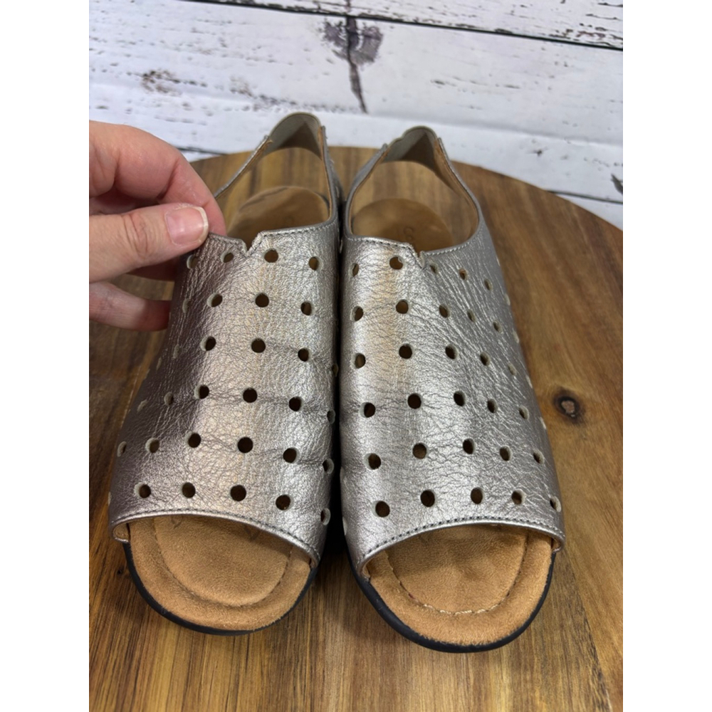 Women's Comfortiva Silver Perforated Slingback Sandals 7.5W